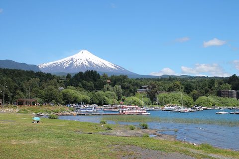 Villarrica's cone above the lake at Pucón