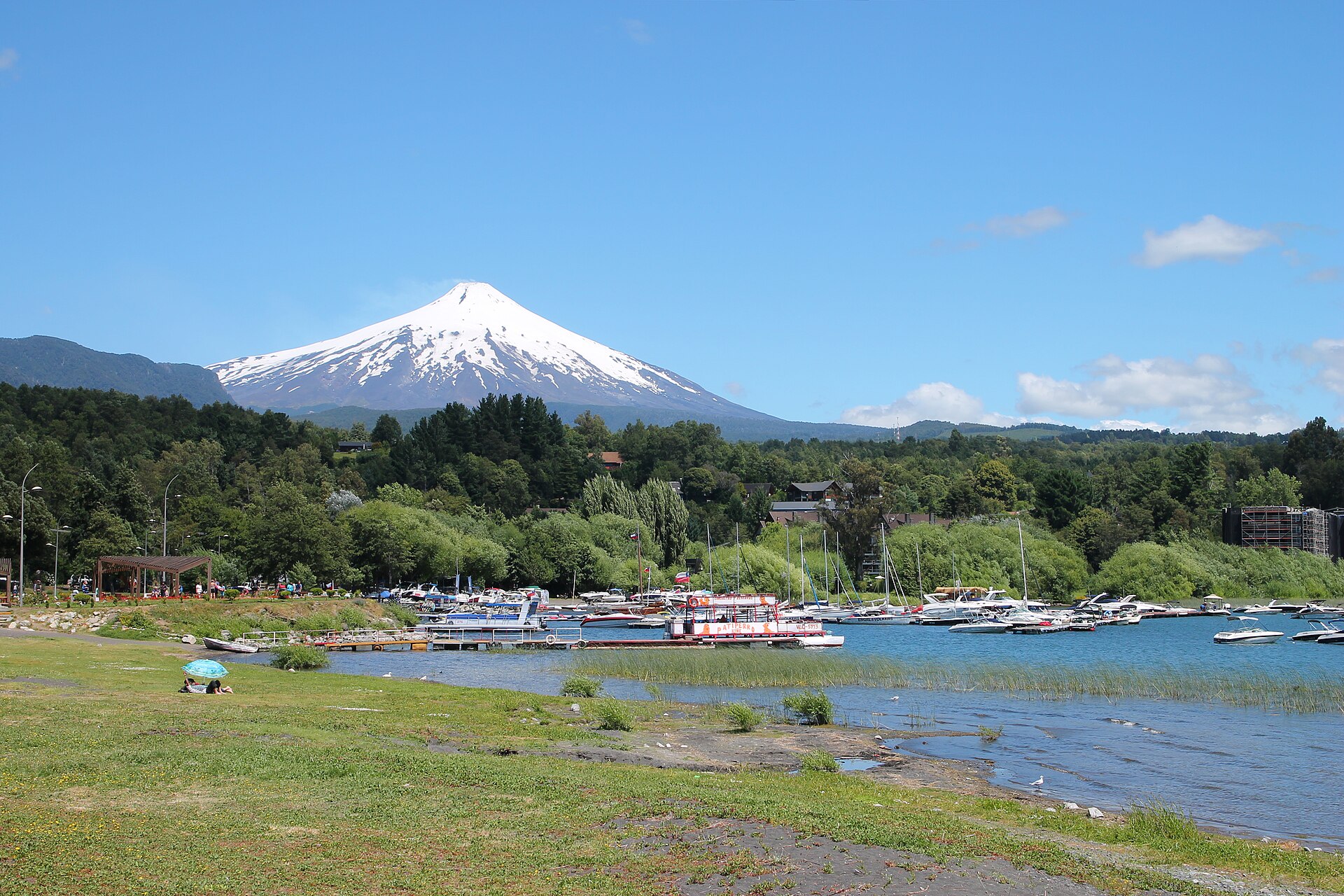Villarrica's cone above the lake at Pucón