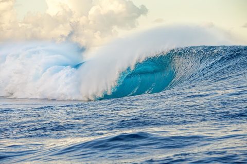 Teahupoo wave — Tahiti & Moorea