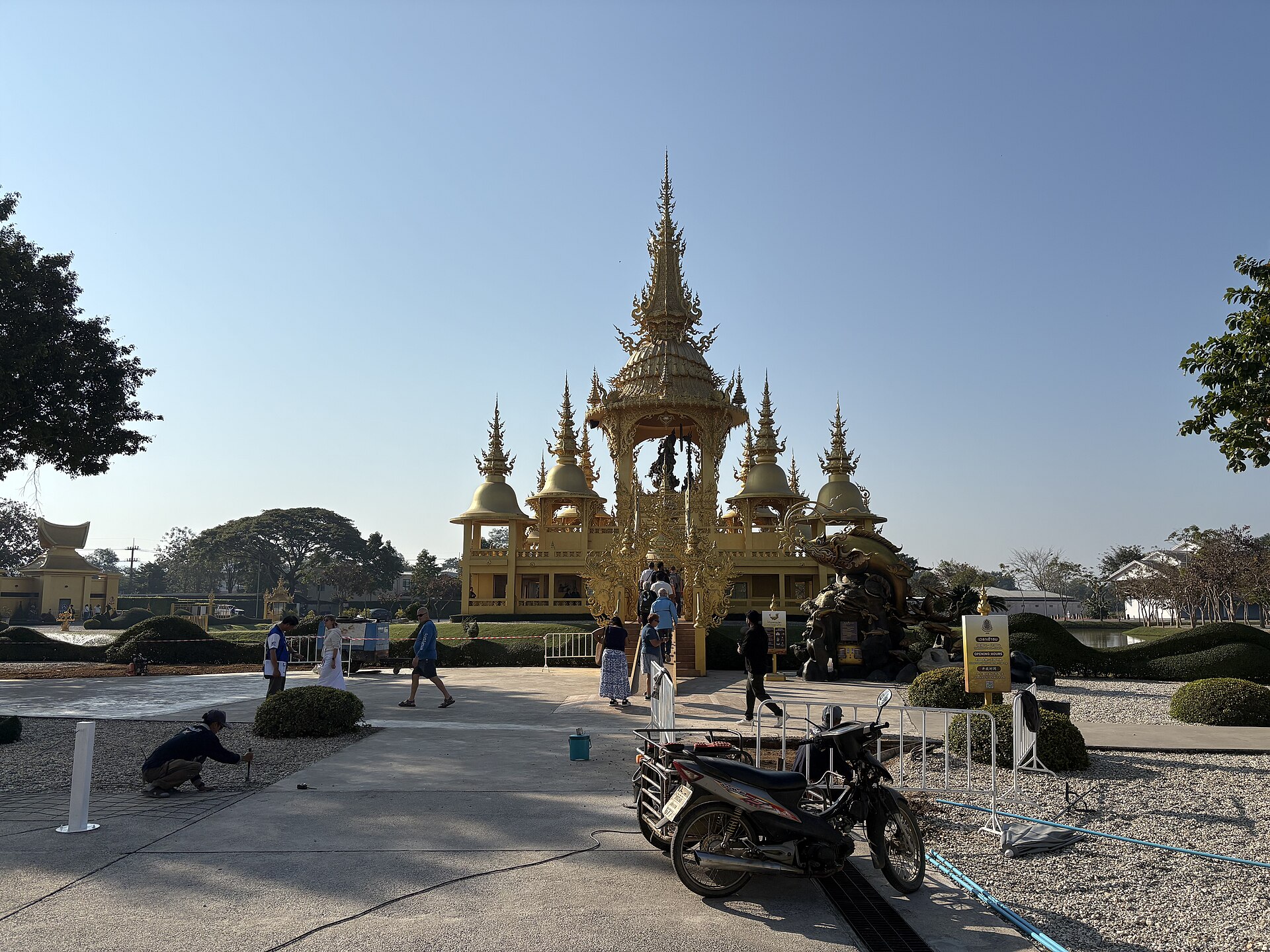 The white temple of Wat Rong Khun
