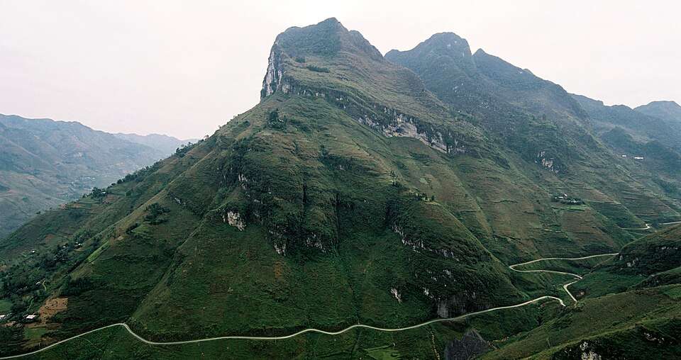 The Mã Pí Lèng pass road carved above the Nho Quế river