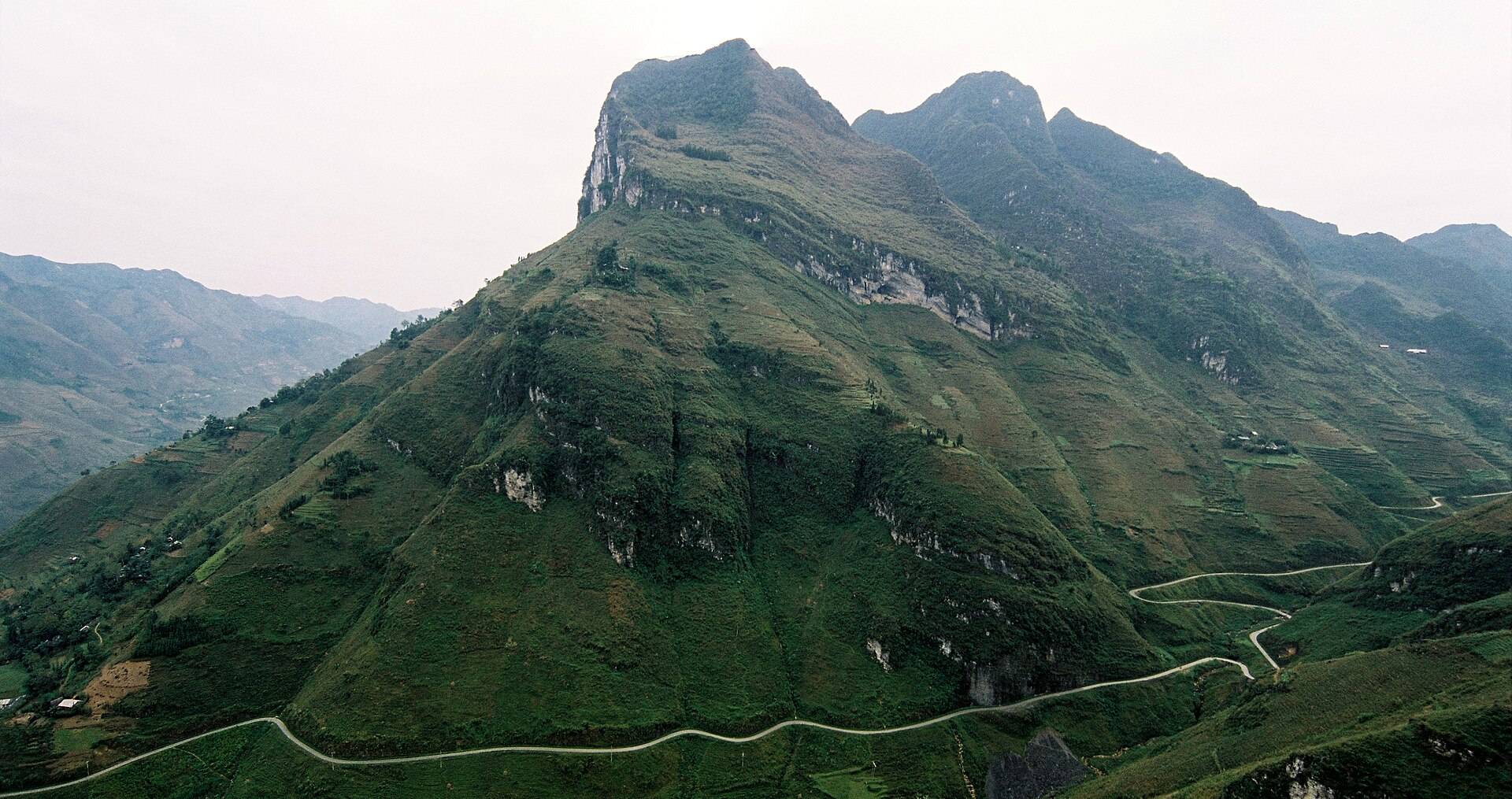 The Mã Pí Lèng pass road carved above the Nho Quế river